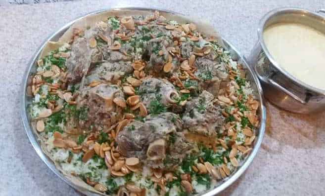 منسف .. بطريقة خفيفة رائعة وشكل اللبن كانه جميد .. رائع جدا  😋😋