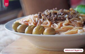 معكرونة باللحم المفروم والبندورة 