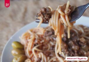 معكرونة باللحم المفروم والبندورة 